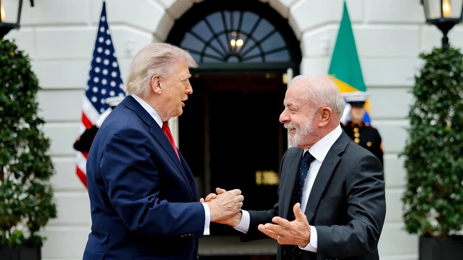 Presidente Lula e o presidente dos EUA Donald Trump apertam as mãos em encontro na Casa Branca