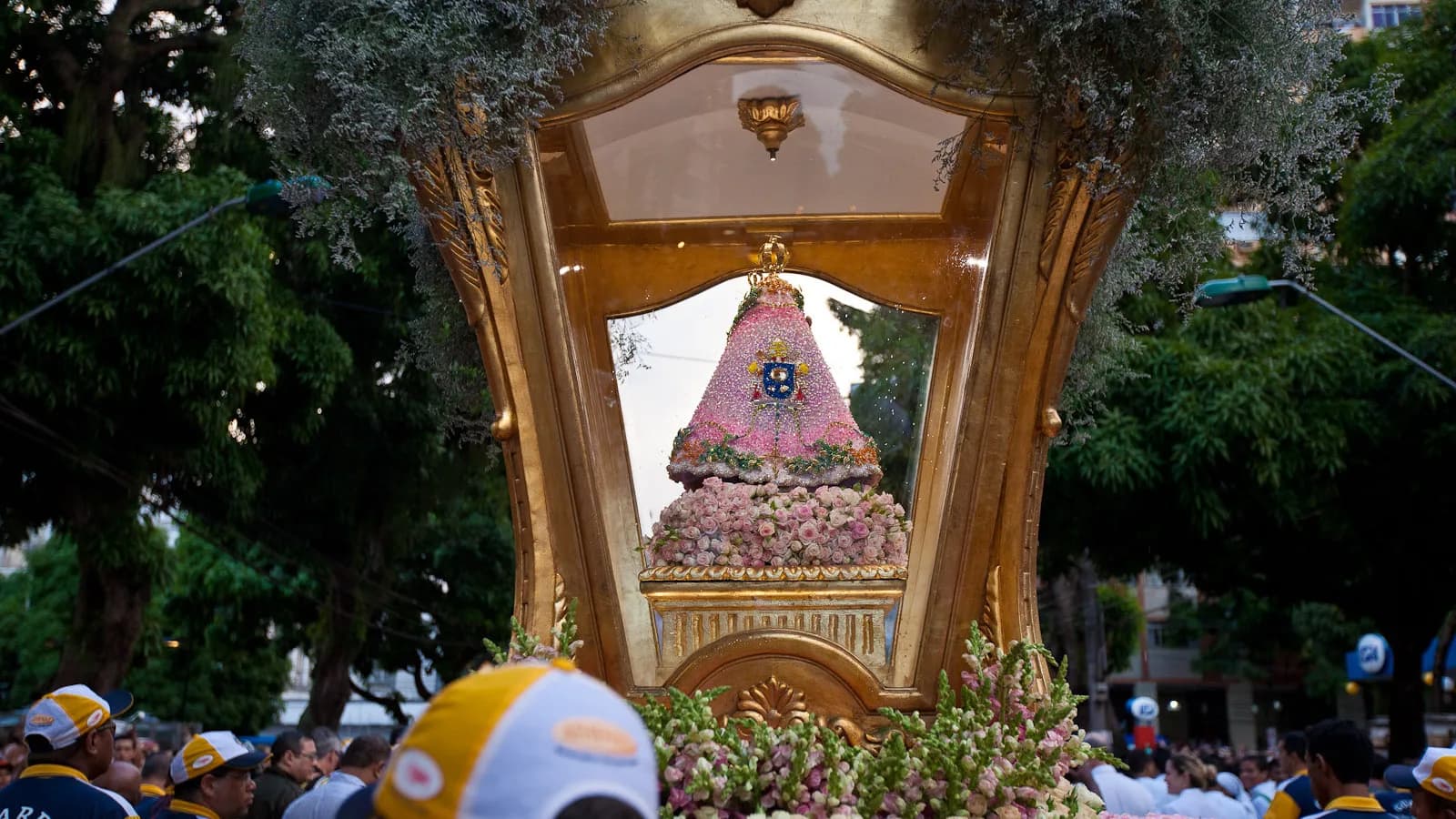 Berlinda com a imagem de Nossa Senhora de Nazaré cercada de flores, em procissão do Círio