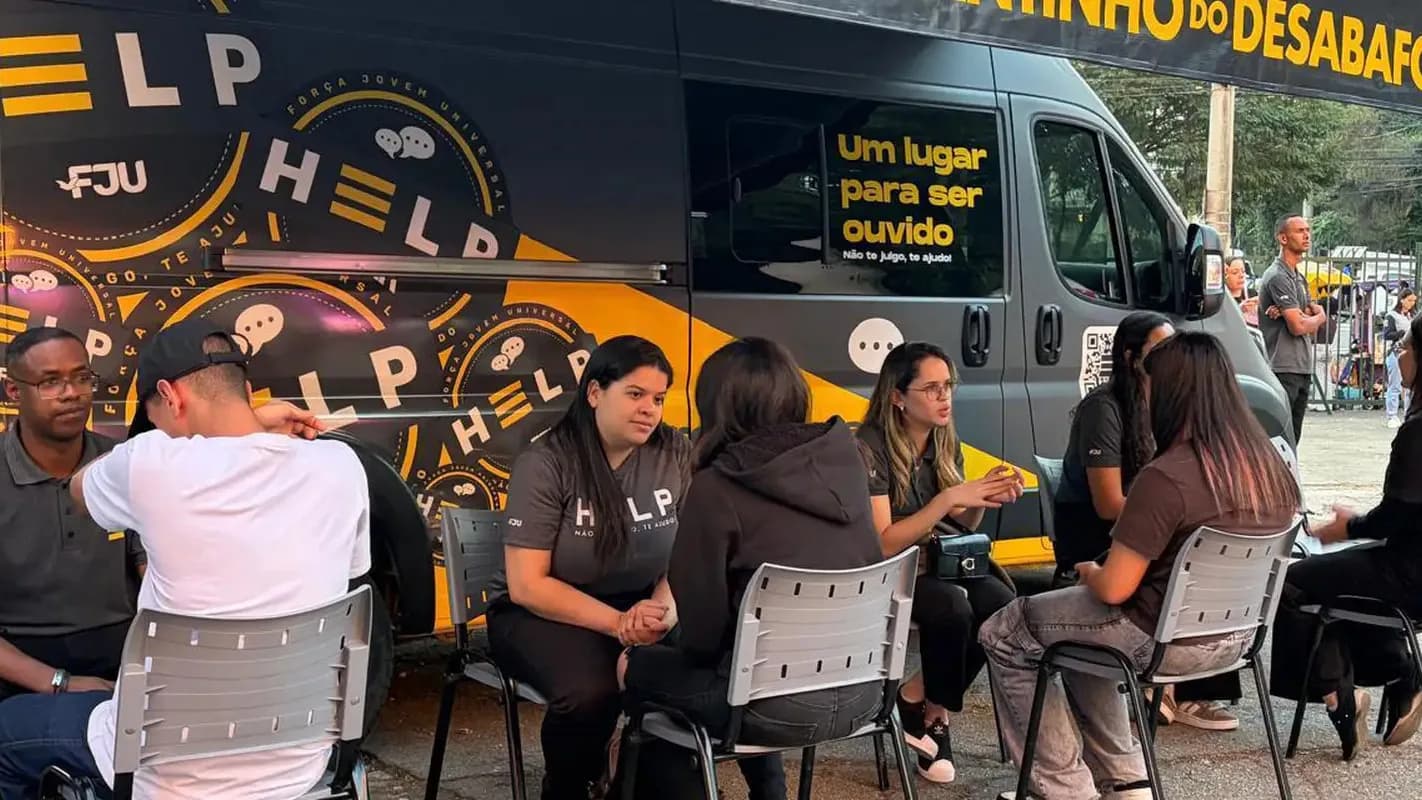 Pessoas sentadas em roda conversando em grupo de apoio