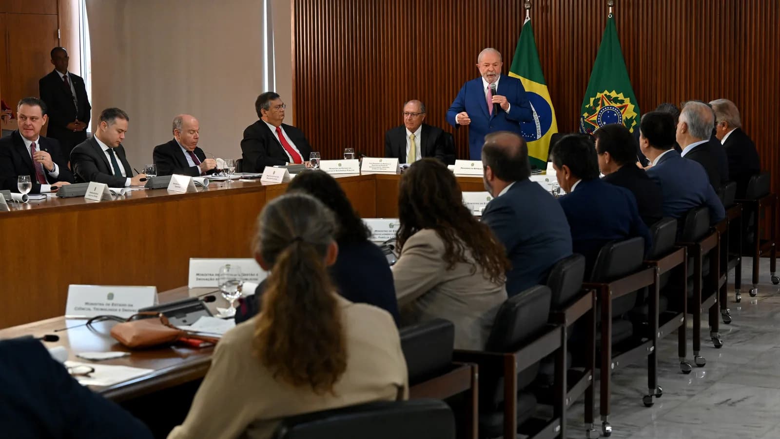 Presidente Lula discursa em reunião ministerial no Palácio do Planalto