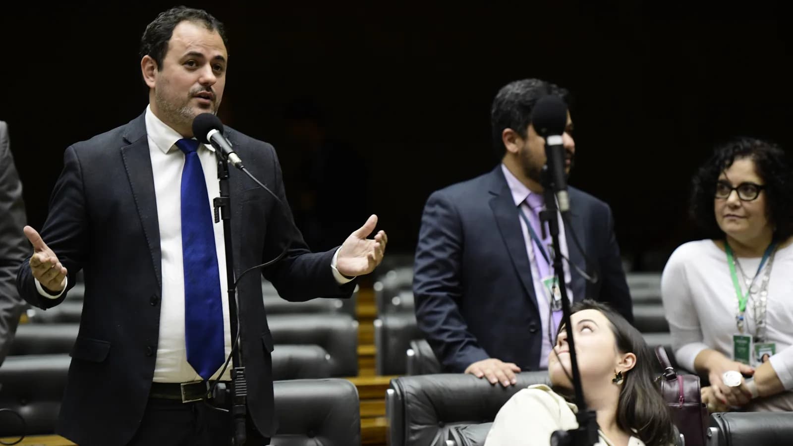 Deputado discursa no plenário do Congresso Nacional durante sessão