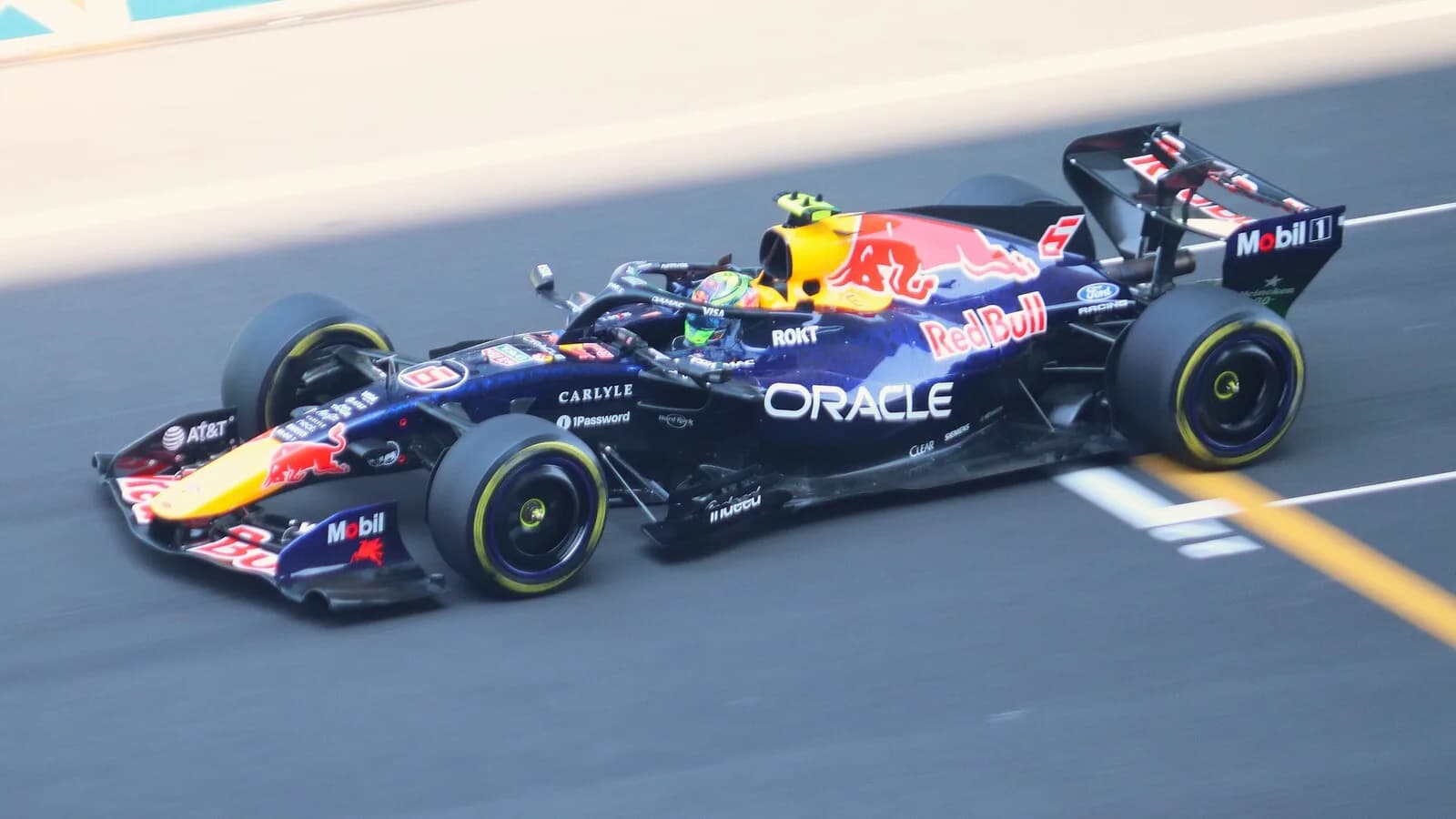 Carro da Red Bull de Isack Hadjar durante treino de Fórmula 1 no GP da China de 2026