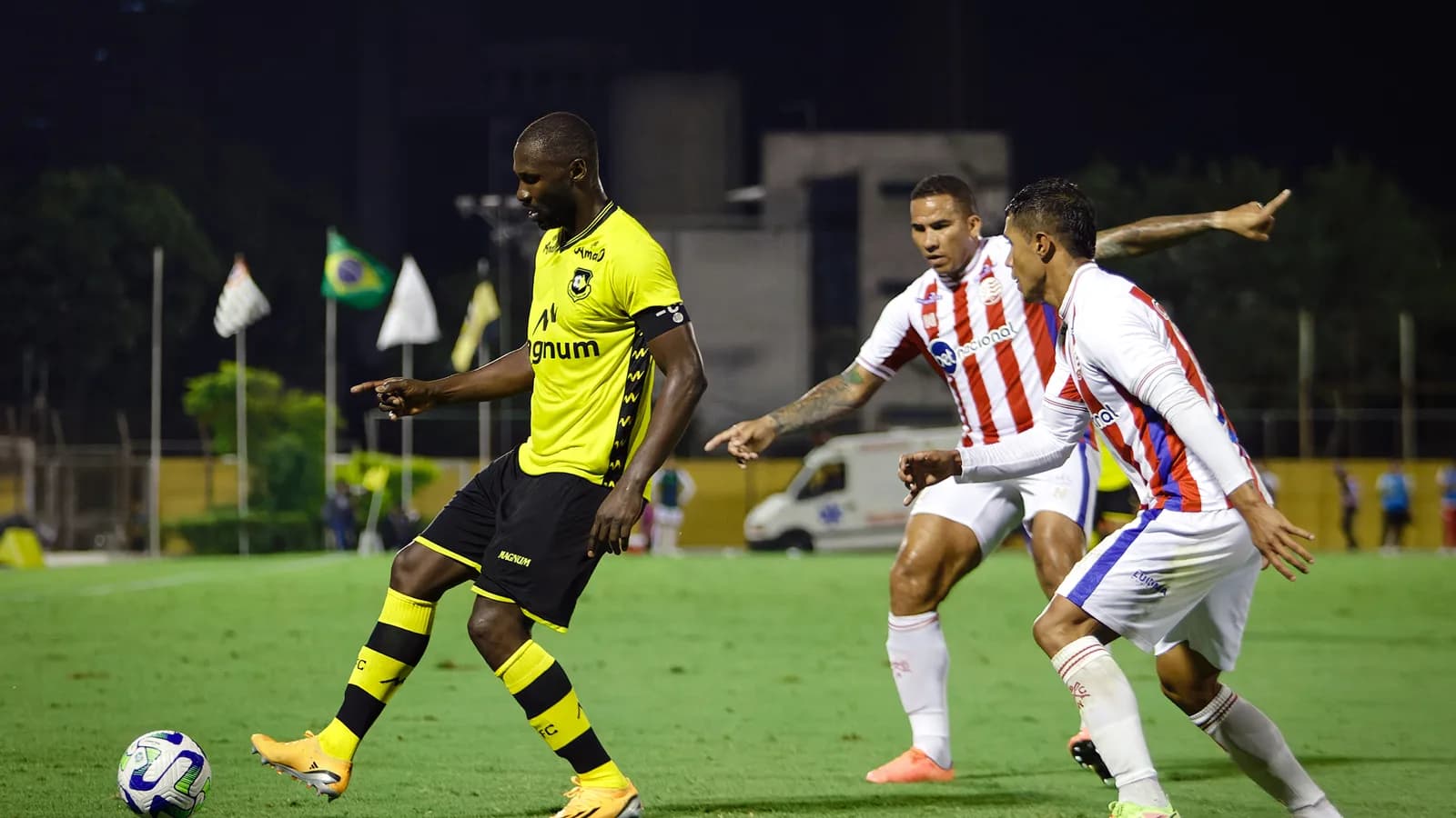 Jogador do São Bernardo FC disputa bola em partida (foto de arquivo)