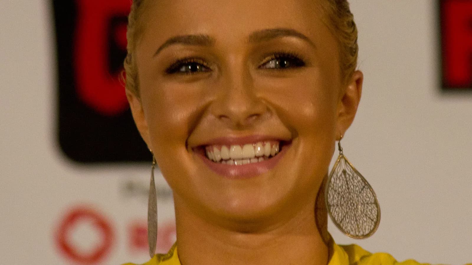 Hayden Panettiere sorri durante evento em Toronto, em 2011