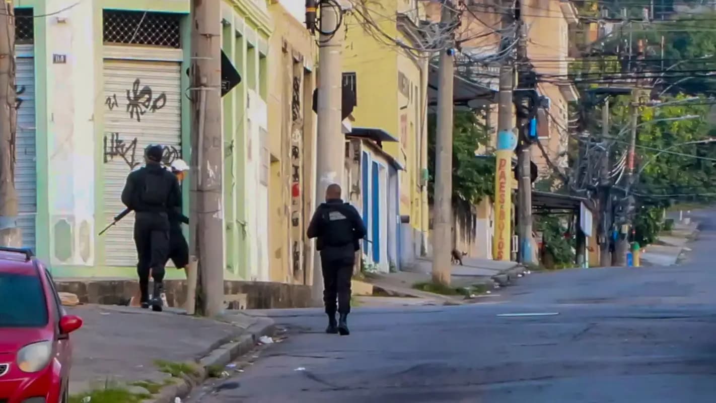 Policiais militares armados durante operação em rua de comunidade no Rio de Janeiro (foto de arquivo)