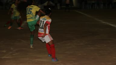 Jogadoras disputam a bola em partida de futebol feminino (foto de arquivo, sem relação com o jogo)