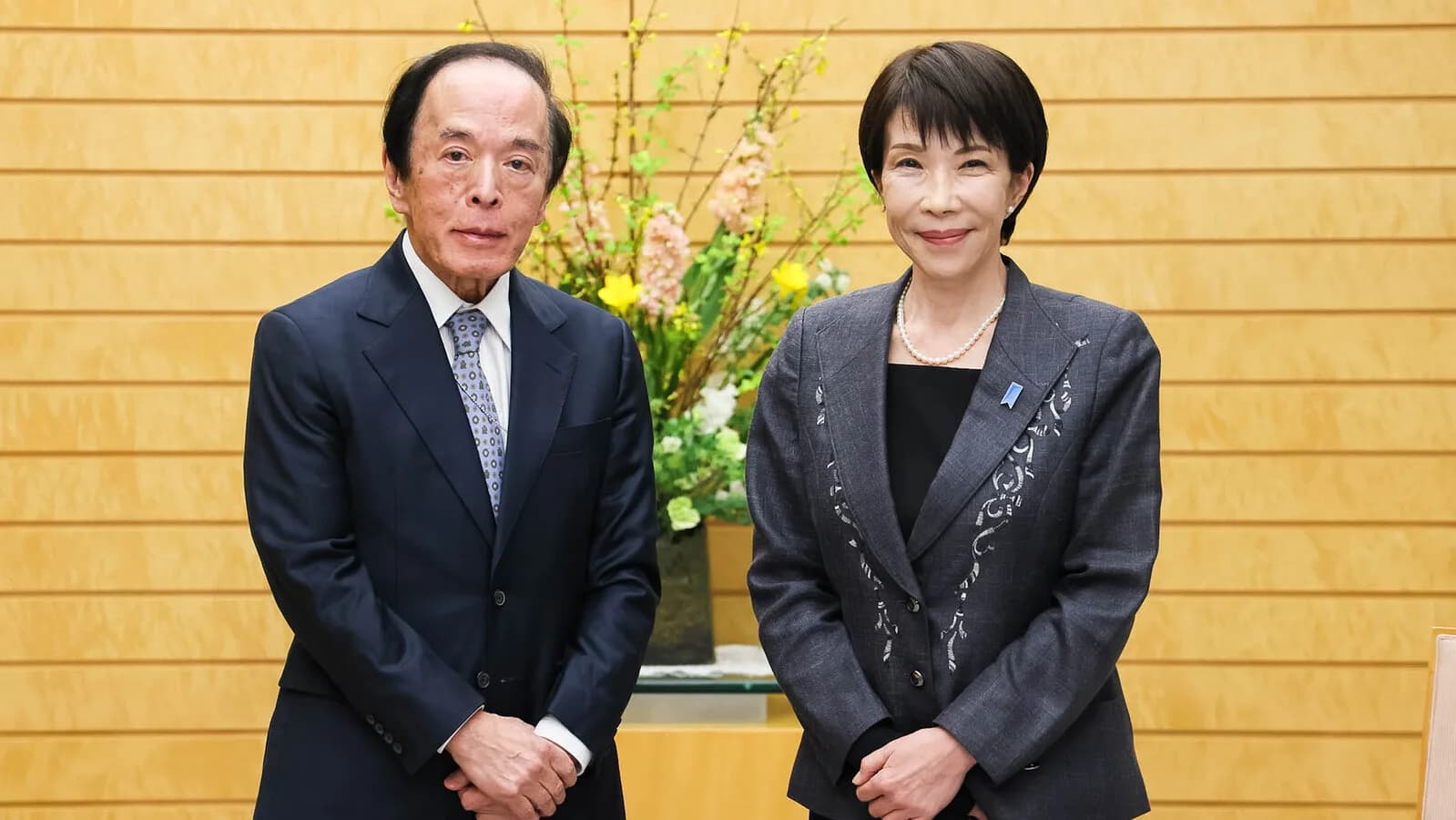 O presidente do Banco do Japão, Kazuo Ueda, ao lado da premiê Sanae Takaichi