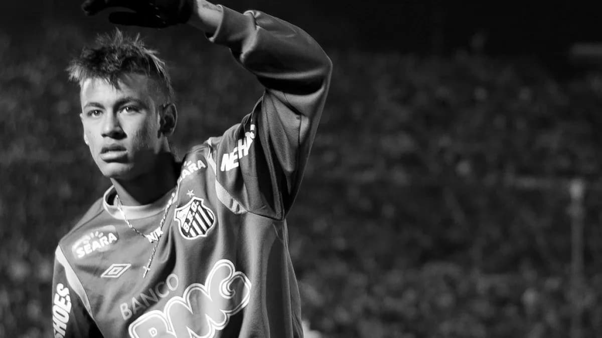 Neymar em ação pelo Santos durante a campanha da Libertadores de 2011, em foto preto e branco de arquivo