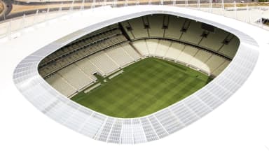 Vista aérea interna da Arena Castelão, com o gramado e as arquibancadas vazias