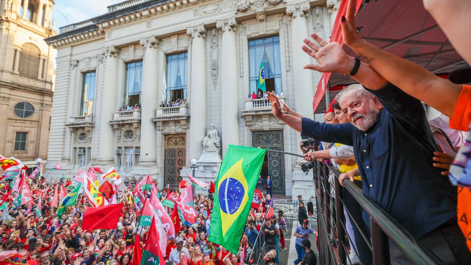 Lula acena para multidão durante ato de campanha em Florianópolis, foto de arquivo de 2022