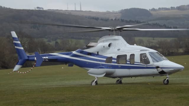 Helicóptero Bell 430, mesmo modelo da aeronave em que o cantor Rick morreu, pousado em um gramado