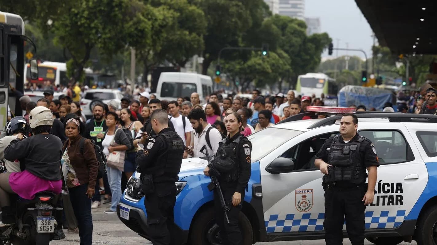 Viatura da Polícia Militar em ação em via pública