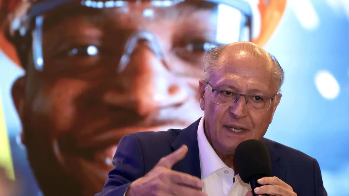 O vice-presidente e ministro do Desenvolvimento, Indústria, Comércio e Serviços, Geraldo Alckmin, fala ao microfone