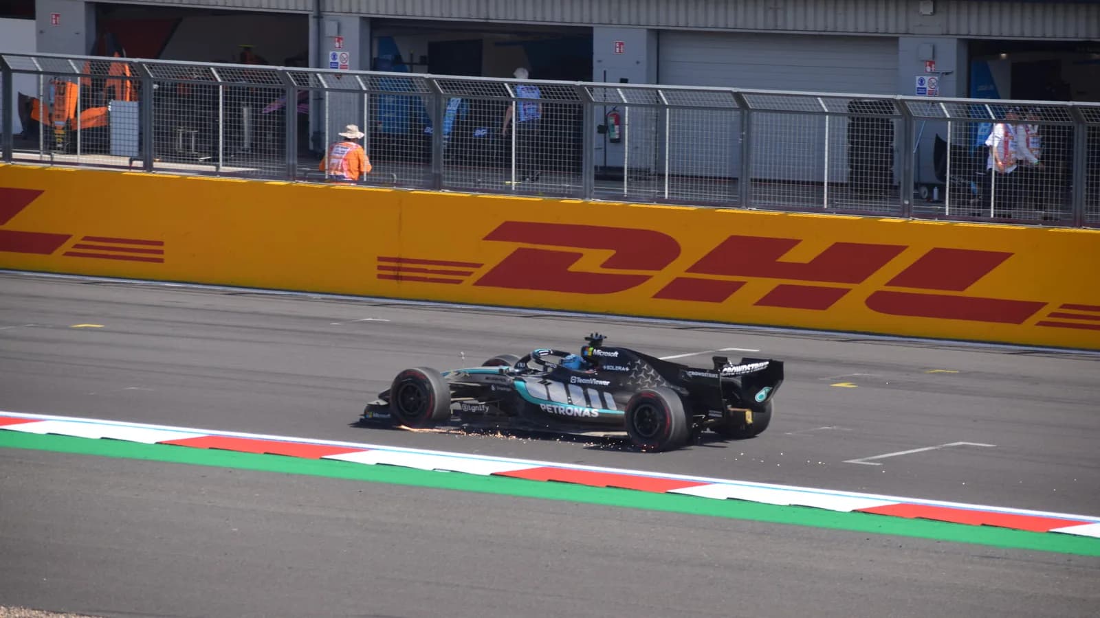 Carro da Mercedes de George Russell em pista de Fórmula 1