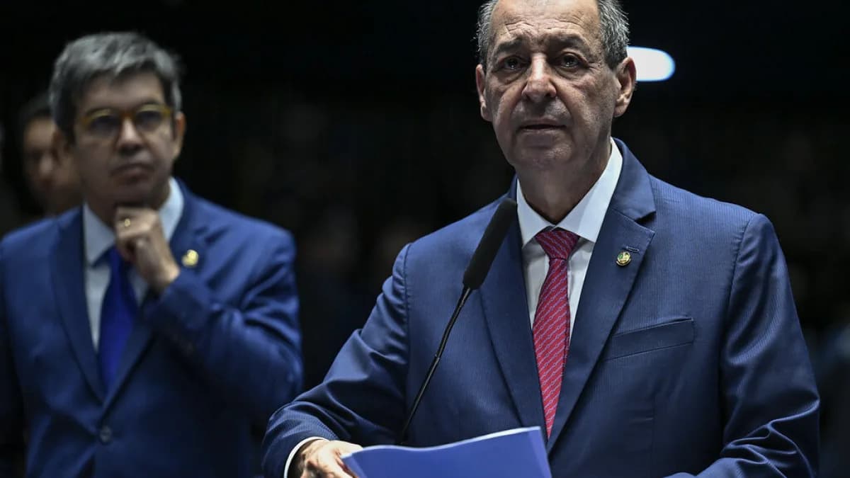 Senador Omar Aziz discursa da tribuna durante sessão no plenário do Senado