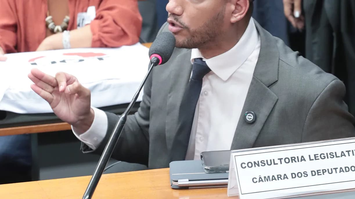 Rick Azevedo fala ao microfone durante audiência na Câmara dos Deputados
