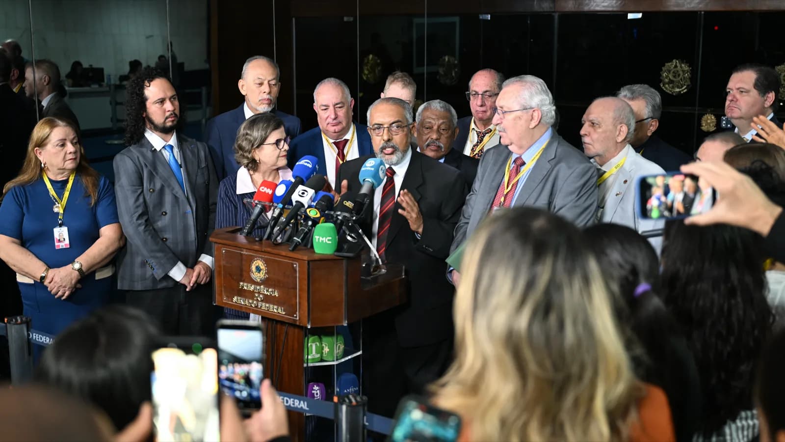 Representantes de centrais sindicais falam à imprensa em coletiva no Senado Federal sobre o fim da escala 6x1
