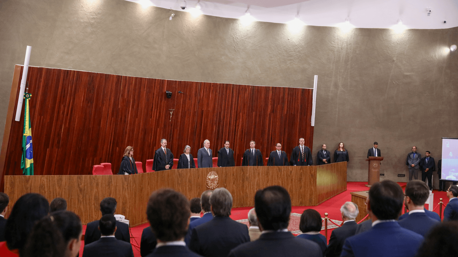 Ministros do Tribunal Superior Eleitoral reunidos em sessão solene no plenário