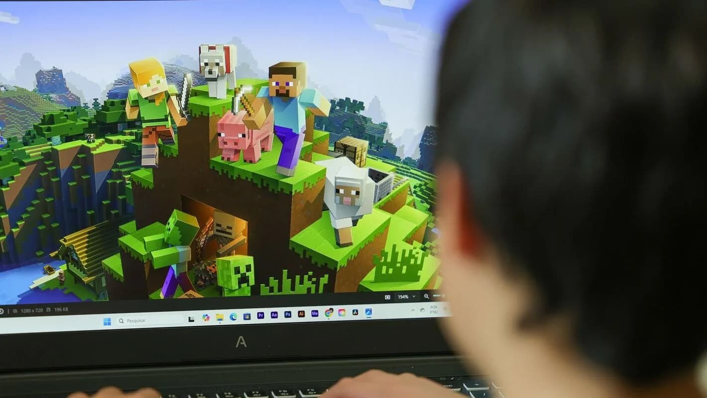 Pessoa joga em computador durante evento sobre regulamentação de jogos eletrônicos