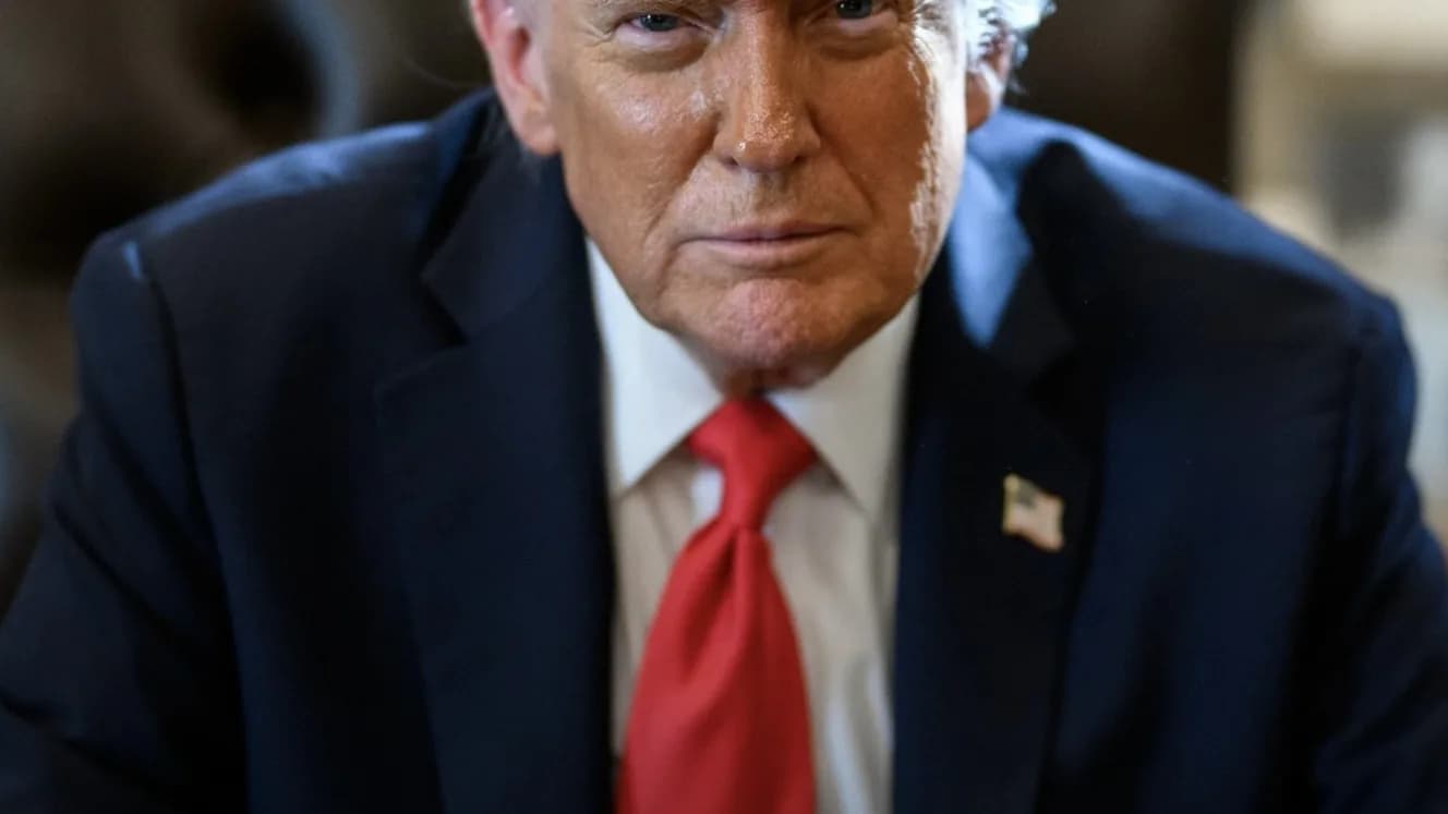 Retrato oficial do presidente dos Estados Unidos, Donald Trump, de terno escuro e gravata vermelha
