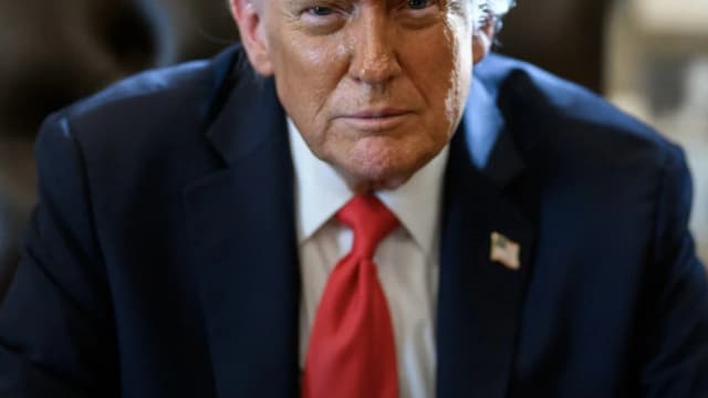 Retrato oficial do presidente dos Estados Unidos, Donald Trump, de terno escuro e gravata vermelha