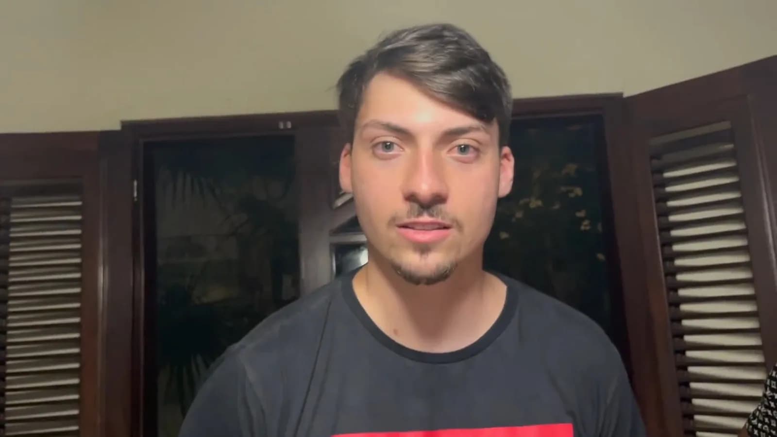 Jair Renan Bolsonaro em foto de perfil, vestindo camiseta escura
