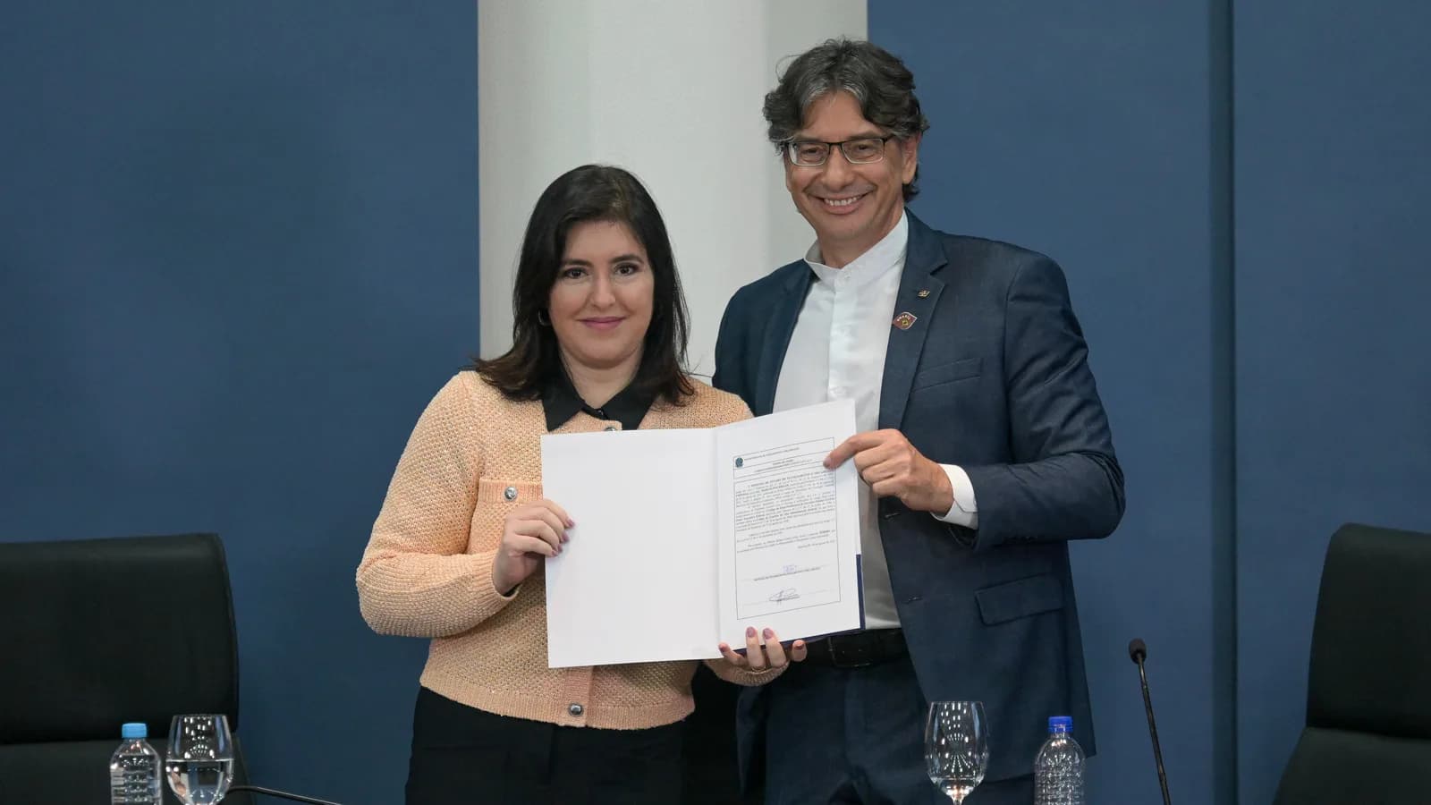 Presidente do IBGE, Márcio Pochmann, recebe documento de posse ao lado de representante do Ipea