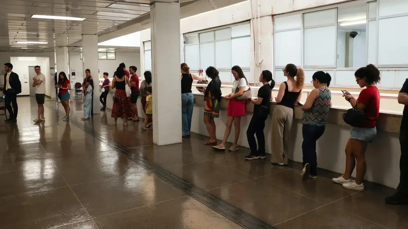 Fila de pessoas em corredor durante processo de consulta eleitoral