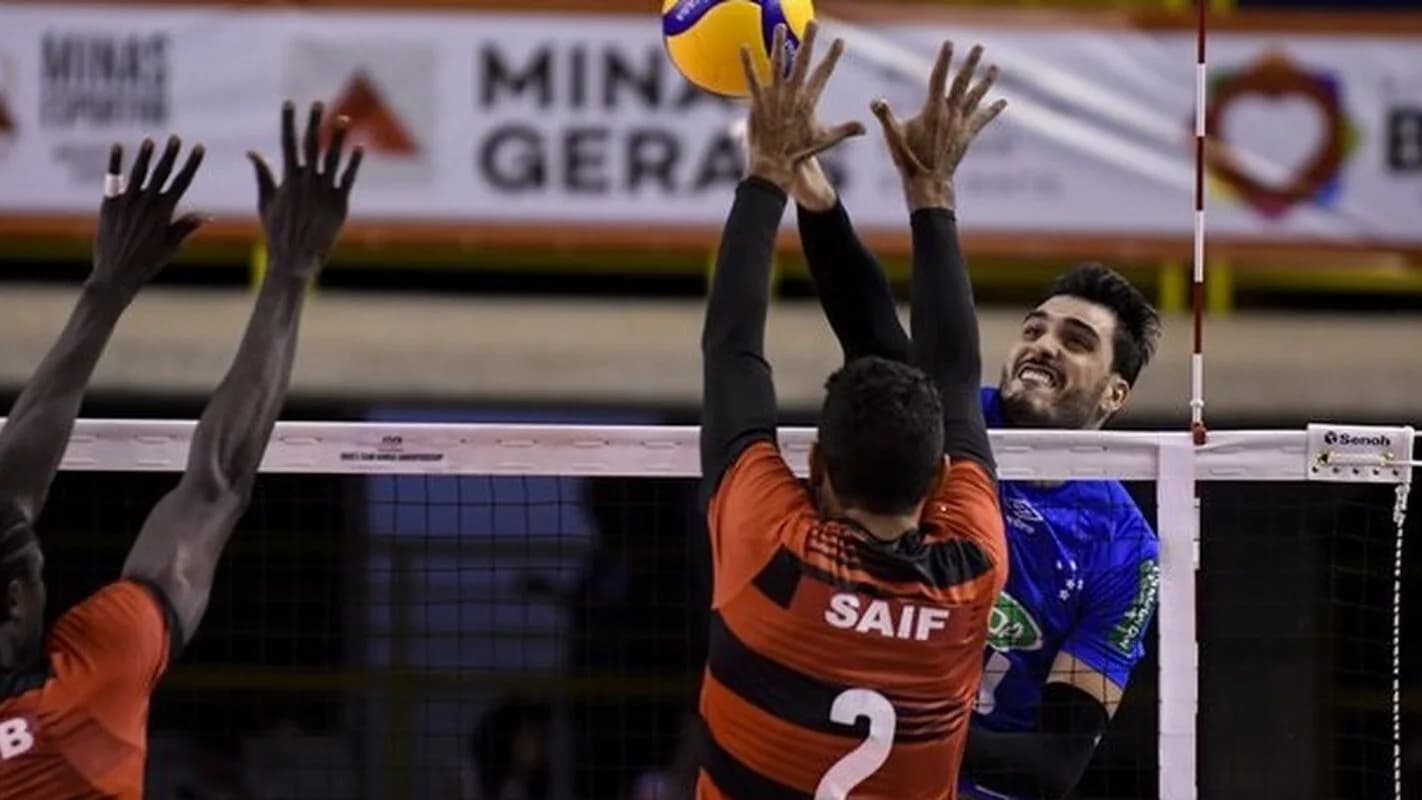 Jogadores disputam bola no bloqueio durante partida de vôlei (foto de arquivo ilustrativa)