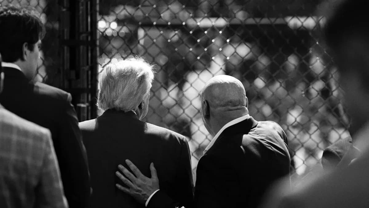 Donald Trump em evento público nos Estados Unidos, visto de costas ao lado de outra autoridade