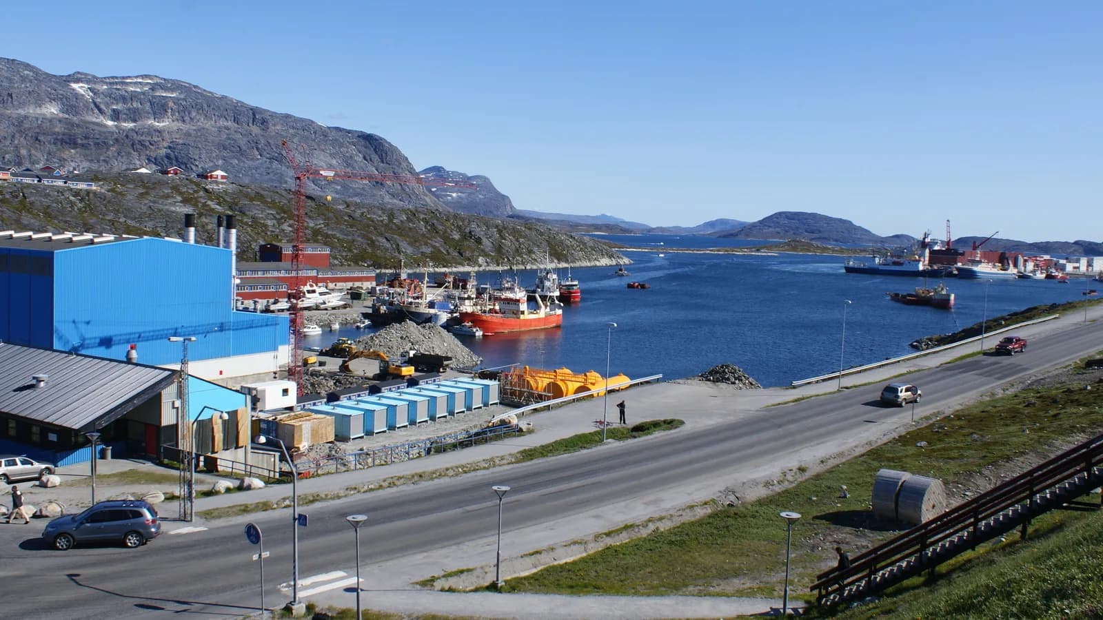 Porto de Nuuk, capital da Groenlândia, com barcos e montanhas ao fundo