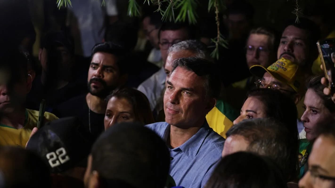 Flávio Bolsonaro cercado por apoiadores durante ato de campanha