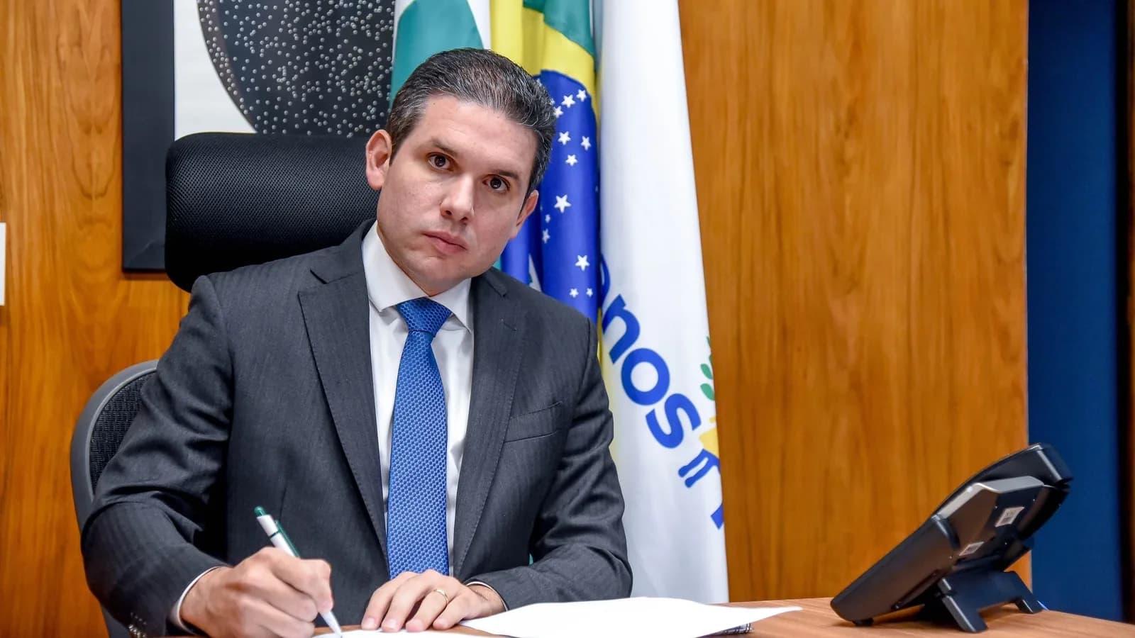 Retrato oficial do deputado federal Hugo Motta, de terno escuro e gravata azul