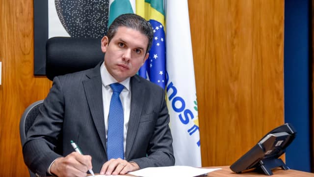 Retrato oficial do deputado federal Hugo Motta, de terno escuro e gravata azul