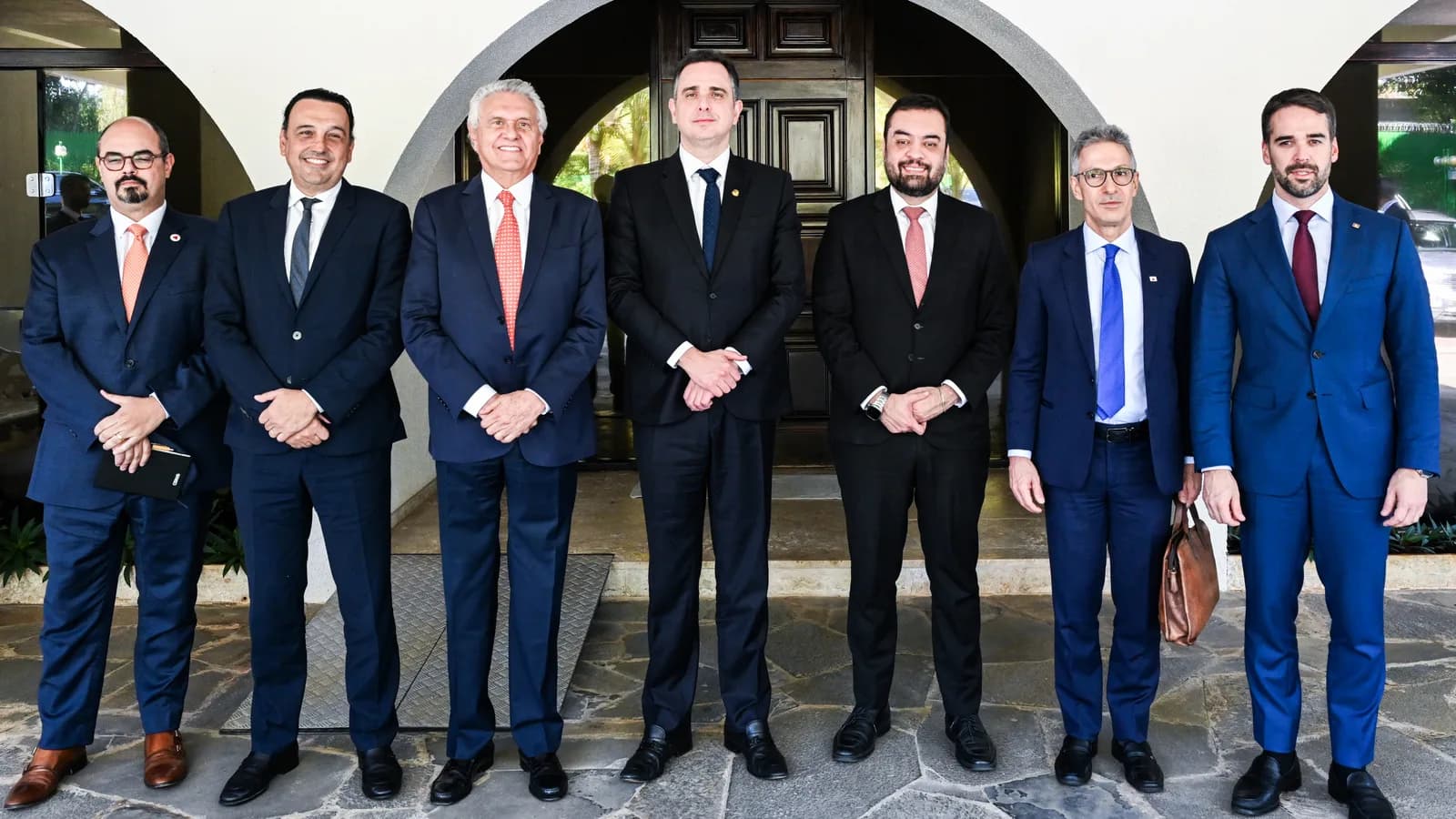 Mateus Simões ao lado de outros governadores em reunião na Presidência do Senado, em foto de arquivo de 2024