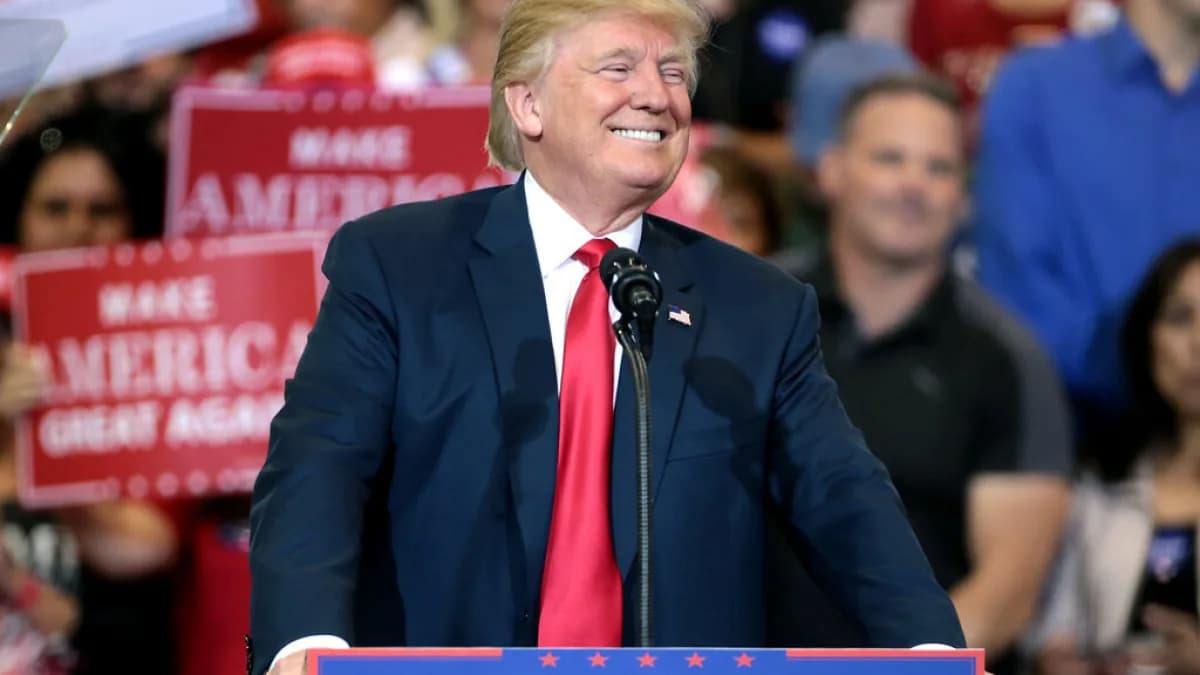 Donald Trump discursa em púlpito com bandeira dos Estados Unidos ao fundo