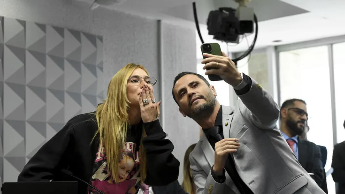 Pessoas durante audiência da CPI das Bets no Senado tiram selfie