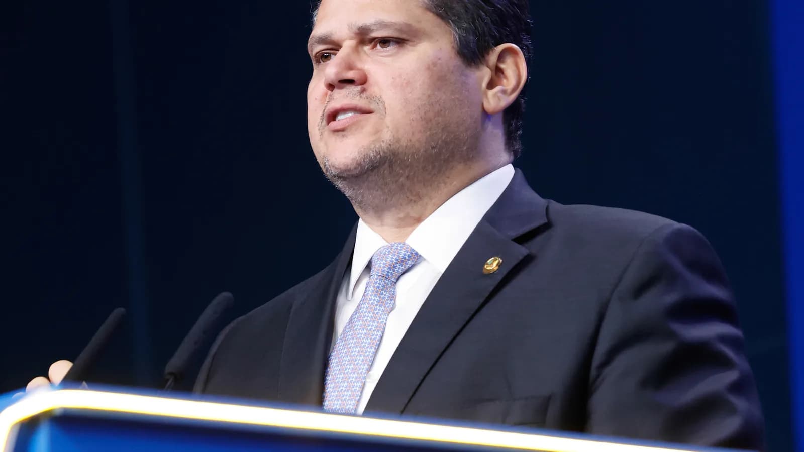 Davi Alcolumbre, presidente do Senado, discursa em pódio durante evento oficial em Brasília