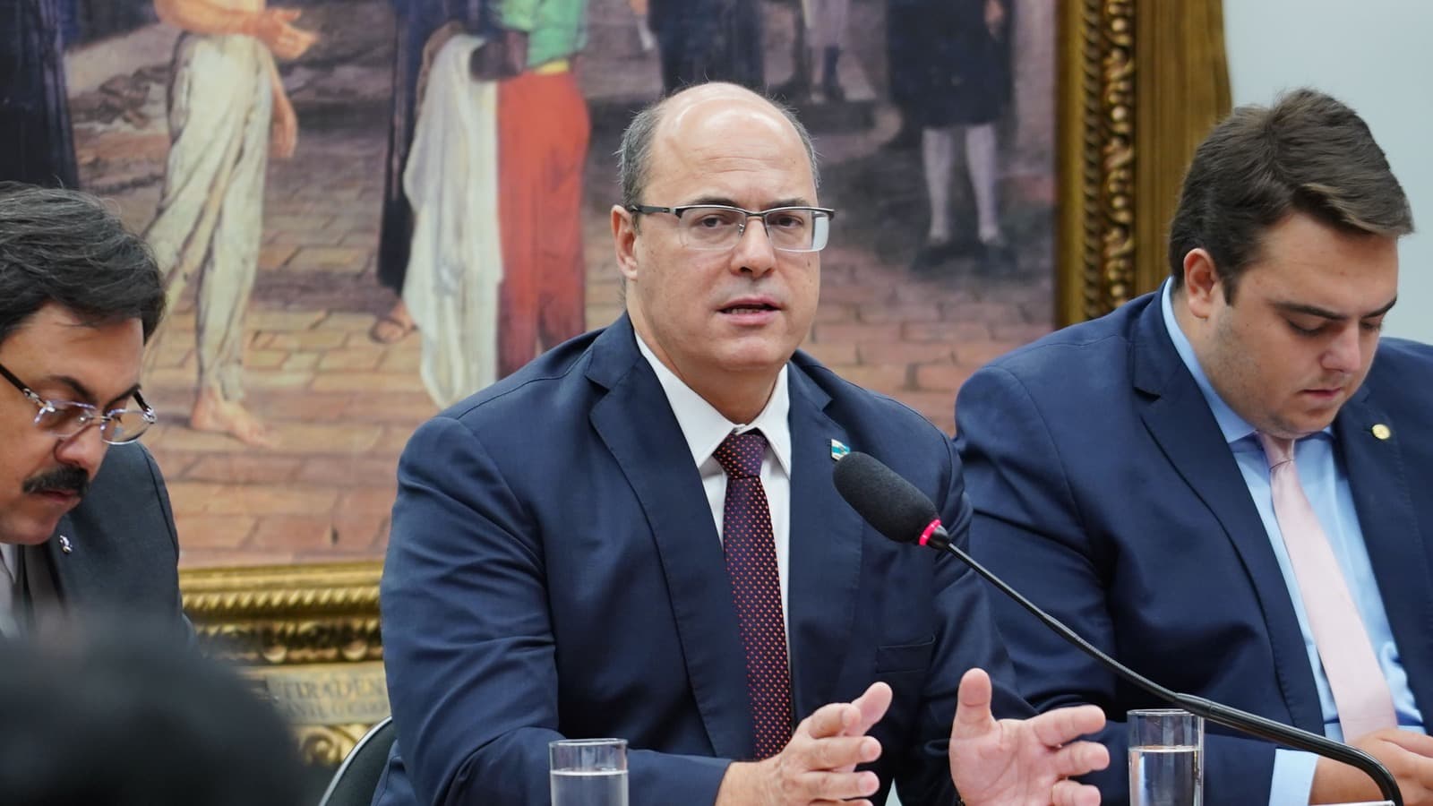 Wilson Witzel fala ao microfone e gesticula durante audiência na Câmara dos Deputados; imagem de arquivo de 2019