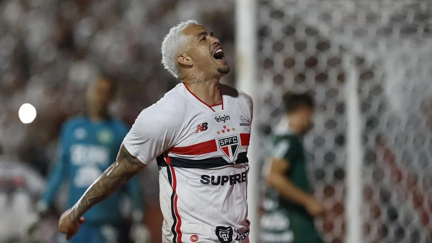 Jogador do São Paulo comemorando gol em campo