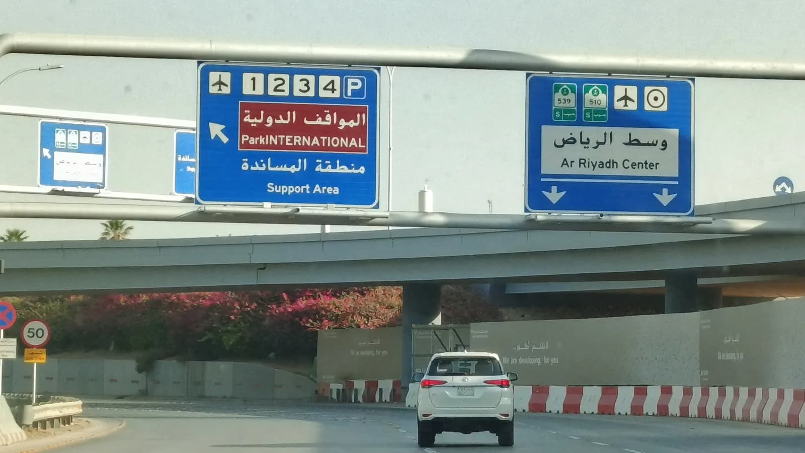Via de acesso e sinalização próxima ao Aeroporto Internacional Rei Khalid, em Riad