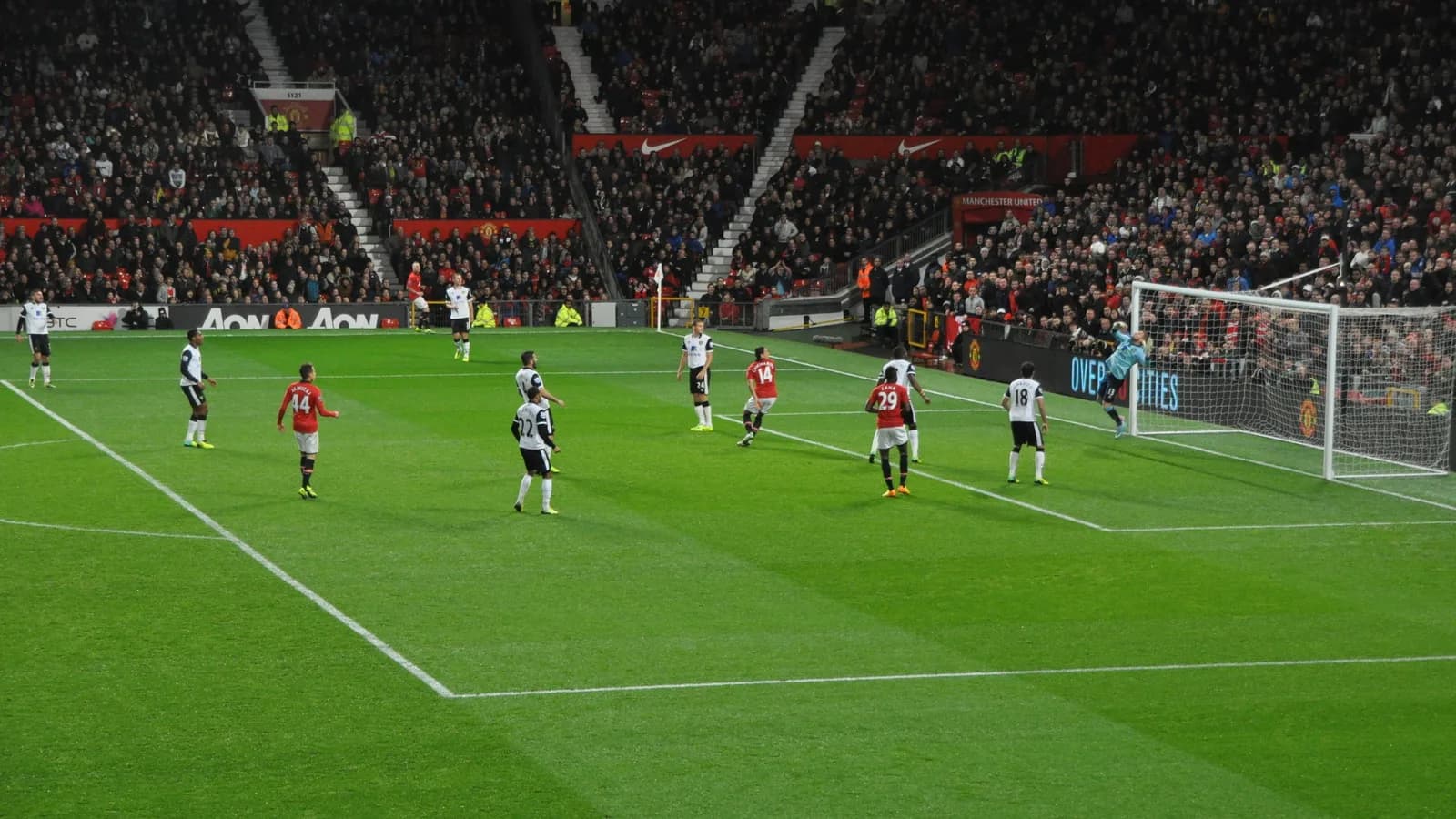 Jogadores em campo durante partida no Old Trafford, estádio do Manchester United, em foto de arquivo