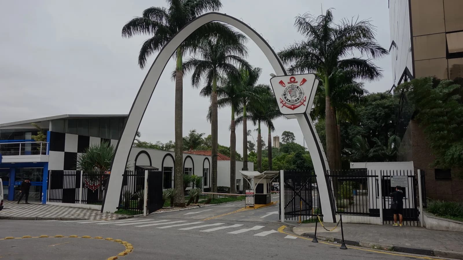 Fachada da entrada principal do Parque São Jorge, sede social do Corinthians, em São Paulo