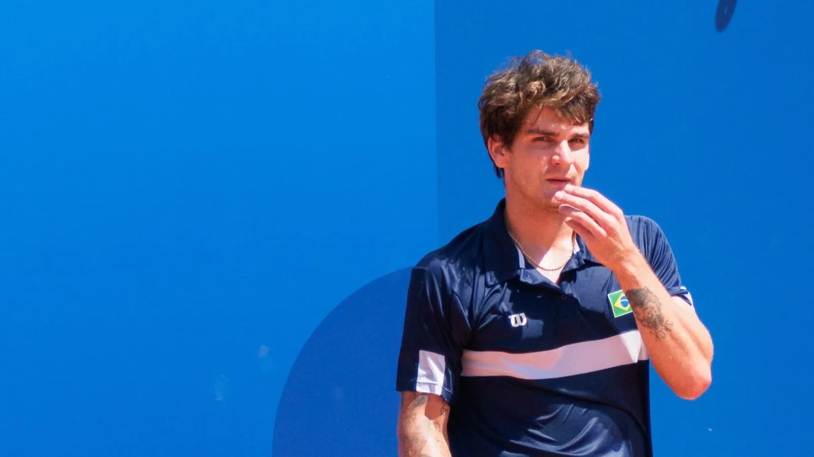 Thiago Seyboth Wild, de camisa da seleção brasileira, segura a raquete durante partida de tênis (foto de arquivo dos Jogos Olímpicos de Paris 2024)