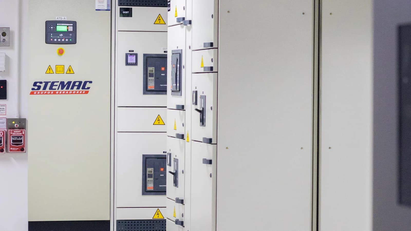 Sala de energia de um data center no Brasil, com painéis elétricos e sinalização de alta tensão.