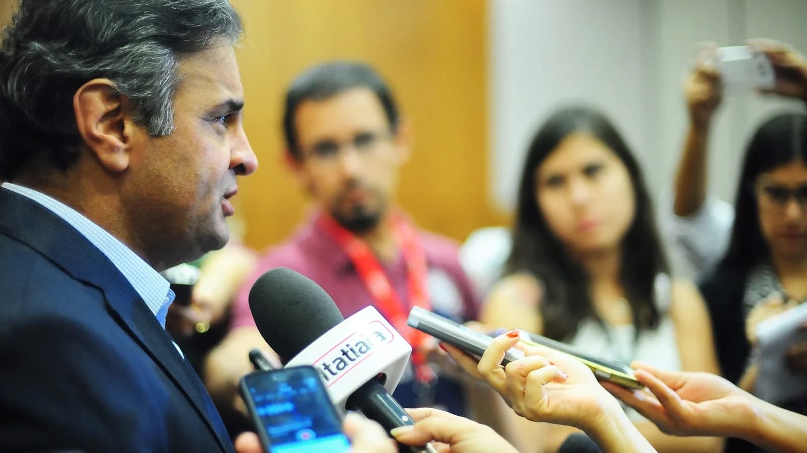 Aécio Neves fala à imprensa em foto de arquivo de 2014