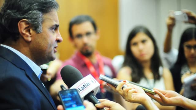 Aécio Neves fala à imprensa em foto de arquivo de 2014