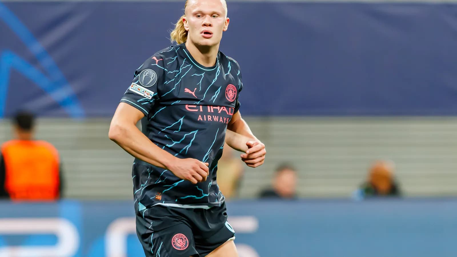 Erling Haaland em campo com o uniforme do Manchester City