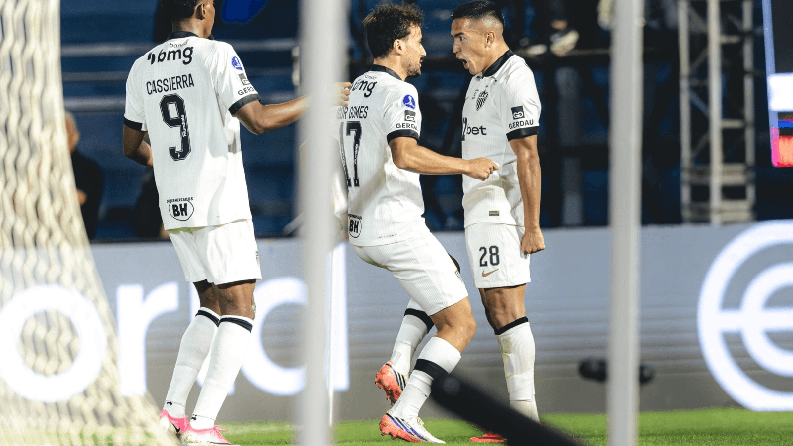 Jogadores do Atlético-MG comemoram gol no jogo de ida contra o Bragantino pela Copa Sul-Americana