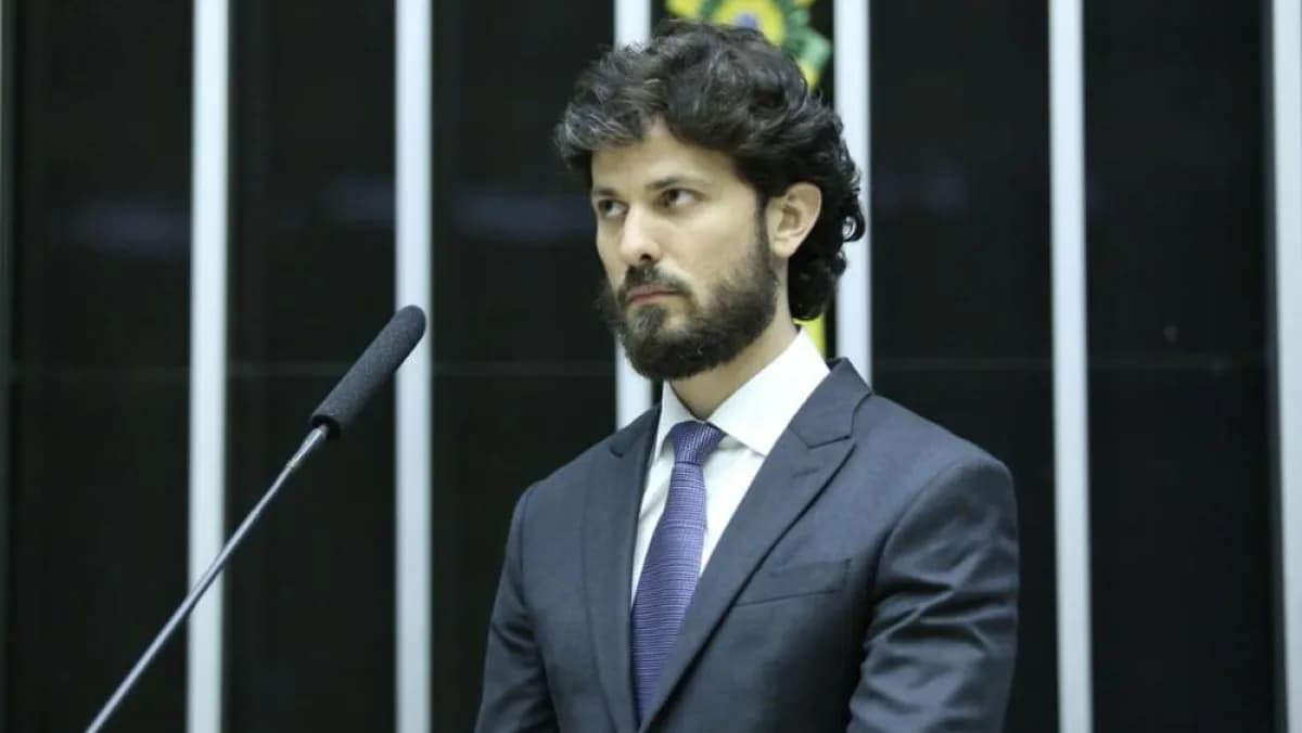 O deputado federal Marcelo Aro discursa ao microfone em sessão na Câmara dos Deputados
